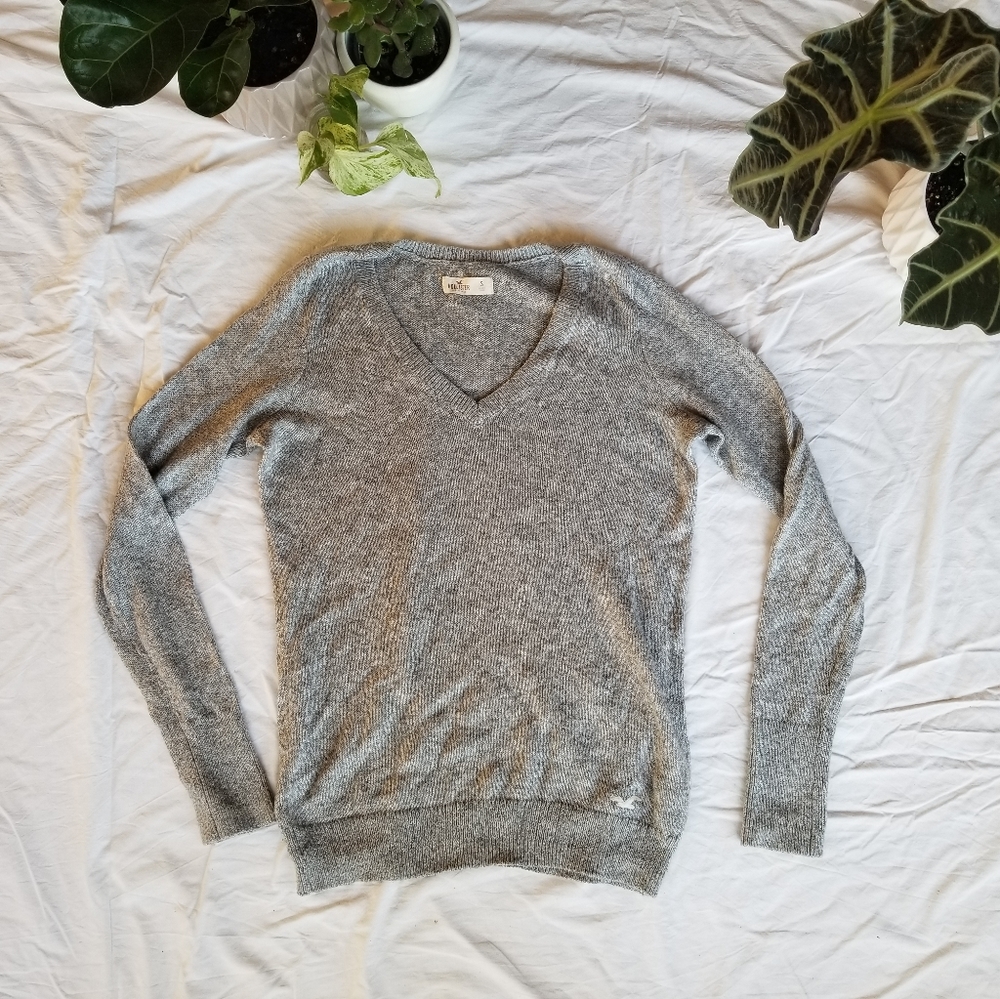 Hollister icon v-neck knit sweater